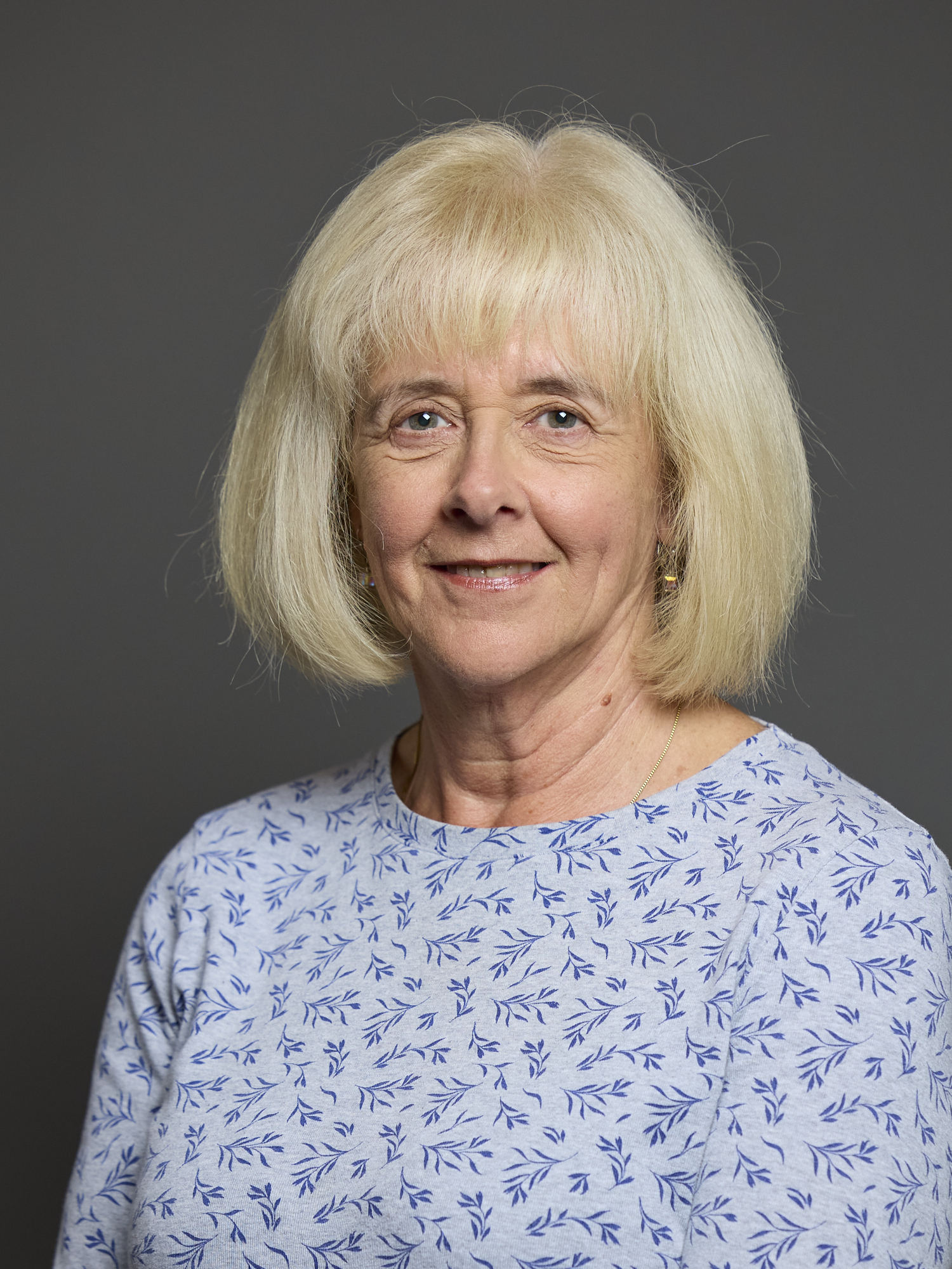 Official portrait of Ruth Jones MP.
